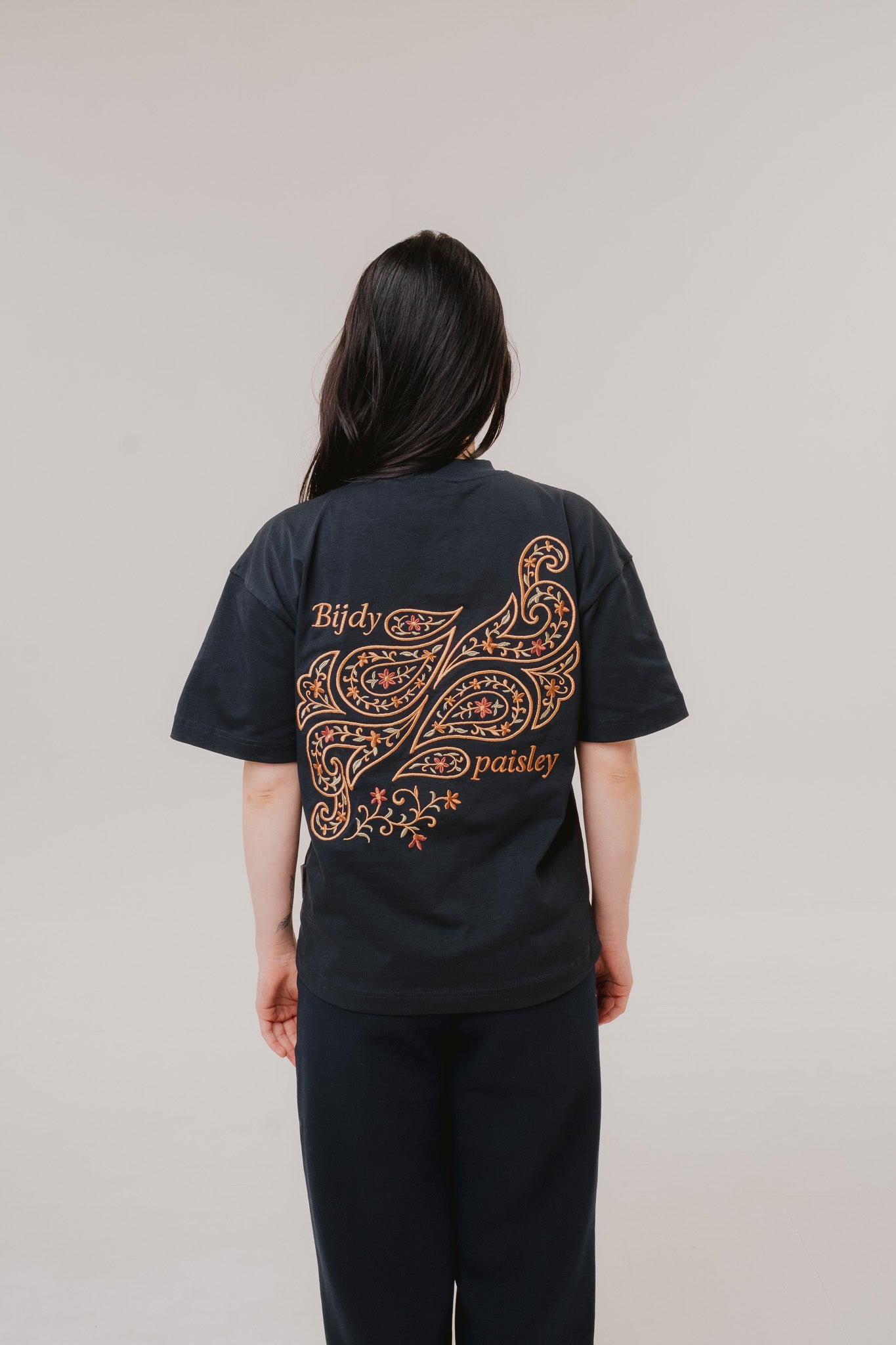 Bijdy Paisley Cropped T-shirt – Navy Blue